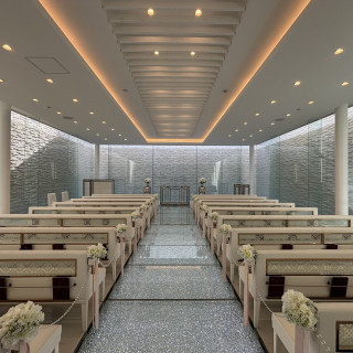 クリスタルのバージンロードが印象的なチャペルです