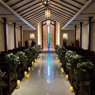 木の温もりを感じるチャペルです