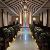 木の温もりを感じるチャペルです