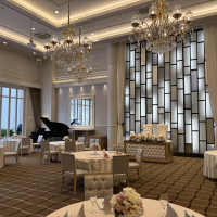 白基調の披露宴会場です