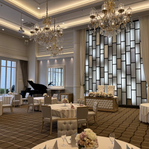白基調の披露宴会場です|781090さんのThe Palm Garden（ザ・パームガーデン）   〈エルフラットグループ〉の写真(2588318)
