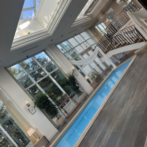 プール付きの披露宴会場|781099さんのヒルサイドクラブ迎賓館(札幌)/テイクアンドギヴ・ニーズウェディングの写真(2588291)