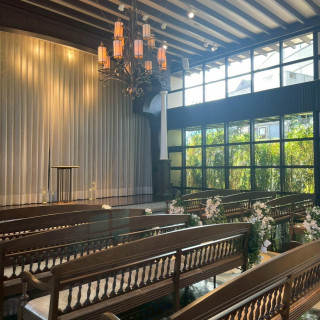 挙式前はカーテンで閉められています。開けたときの感動が大きい