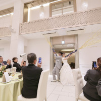 披露宴会場も天井が高く開放的。2階からの階段登場もできました