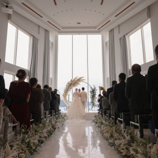 大きな窓から自然光の入るチャペル