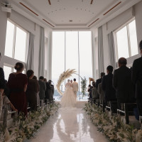 大きな窓から自然光の入るチャペル