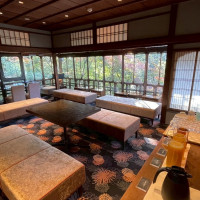 ゲスト待合室も庭がのぞめる和モダンな雰囲気です。