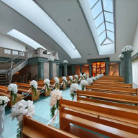 昼は明るい雰囲気、夜はキャンドルチャペルができます。