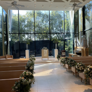 自然光が差し込む素敵なチャペル