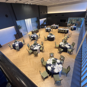 階段からの披露宴会場の眺めです|781199さんのVert Noir(ヴェールノアール)●BRASSグループの写真(2588784)