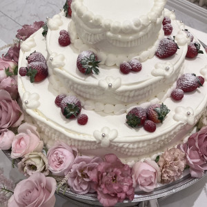 ウエディングケーキ|781228さんのベイサイドパーク迎賓館（千葉みなと）/テイクアンドギヴ・ニーズウェディングの写真(2588966)