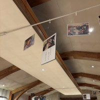 バージンロードに家族との思い出の写真を飾りました！