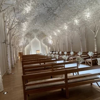 小窓があり、ゲストの顔が外からチラリと見られるのも素敵でした