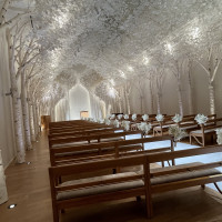 小窓があり、ゲストの顔が外からチラリと見られるのも素敵でした