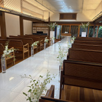 バージンロードの両端にある花は新郎新婦の希望の花にできます。