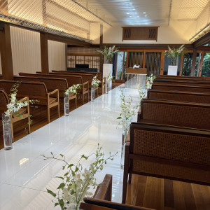 バージンロードの両端にある花は新郎新婦の希望の花にできます。|781245さんの三瀧荘の写真(2589036)