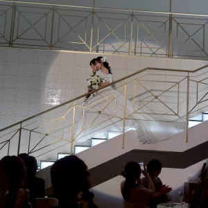 階段を使用した披露宴会場|781267さんのアルカンシエル横浜 luxemariage（アルカンシエルグループ）の写真(2606210)