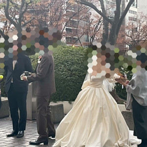 挙式会場の外でブーケトス|781273さんのmitte(ミッテ)の写真(2594773)