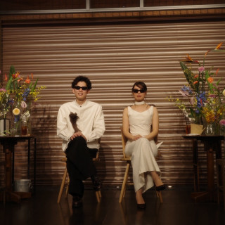 披露宴新郎新婦席、お花も椅子も可愛かったです