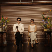 披露宴新郎新婦席、お花も椅子も可愛かったです