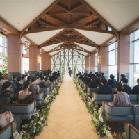 大きな窓から自然光が入り込むチャペル