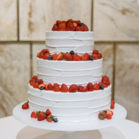 いちごがたくさん飾り付けられたウェディングケーキを選びました