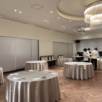 壁とスクリーンを使って3面に映像を流すことができる。