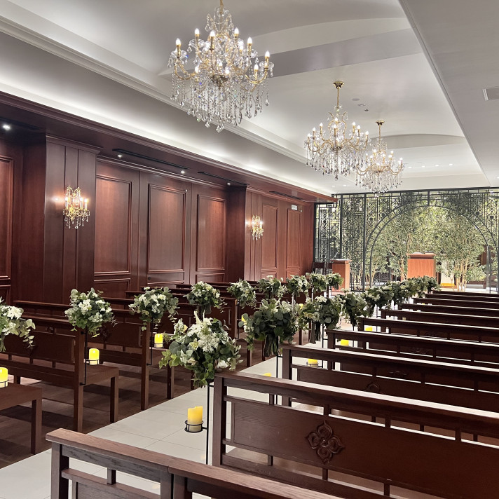 オリーブの木とシャンデリアで自然を感じながら非日常感がある。