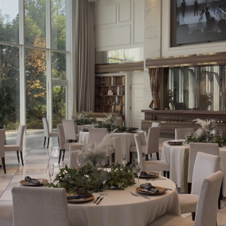 モニターやキッチンが傍にあります。