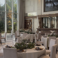 モニターやキッチンが傍にあります。