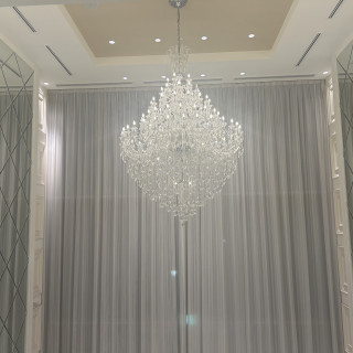 挙式場が開くとこの大きいシャンデリアが見えます。