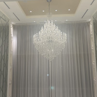 挙式場が開くとこの大きいシャンデリアが見えます。