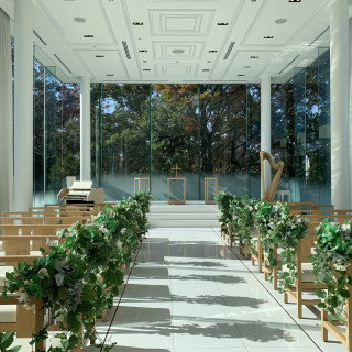 自然光が入って明るい挙式