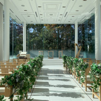 自然光が入って明るい挙式