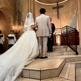 ドレスは後ろを長めにして豪華に見せました