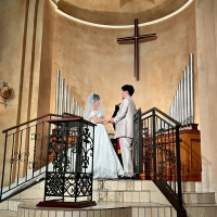 階段を登り誓いのキス