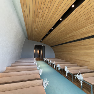 参列者との距離も近く見守られながら挙式できます。