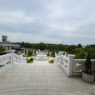 チャペル退場時の景色(フラワーシャワーのスペース)