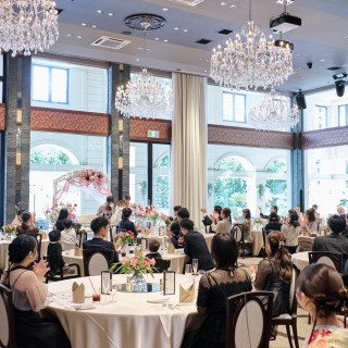 窓が大きく広いテラスが見える披露宴会場