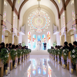 天井も高く広さもある、大きなステンドグラスが魅力的なチャペル