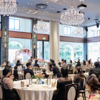 窓が大きく広いテラスが見える披露宴会場