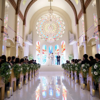 天井も高く広さもある、大きなステンドグラスが魅力的なチャペル