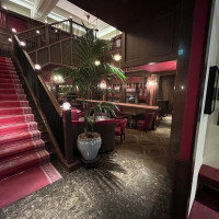 エントランスの先の待合空間です。