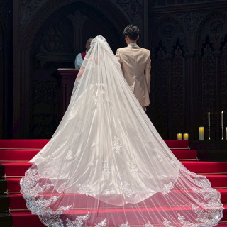 ロングのベールが赤絨毯に映えました。