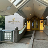 駅からのホテル入口