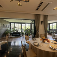 披露宴会場後ろのガーデンを含めた写真