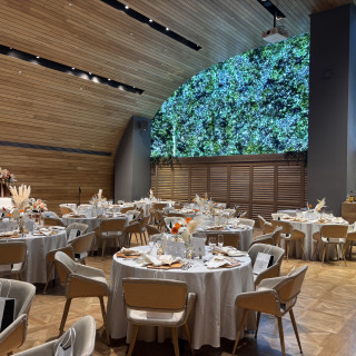 披露宴会場の扉を入った所から撮影