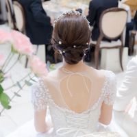 披露宴会場での新婦の後ろ姿