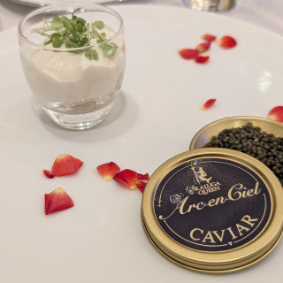 キャビアが缶で出てきて驚きました。とても美味しかったです。