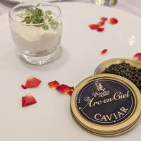 キャビアが缶で出てきて驚きました。とても美味しかったです。